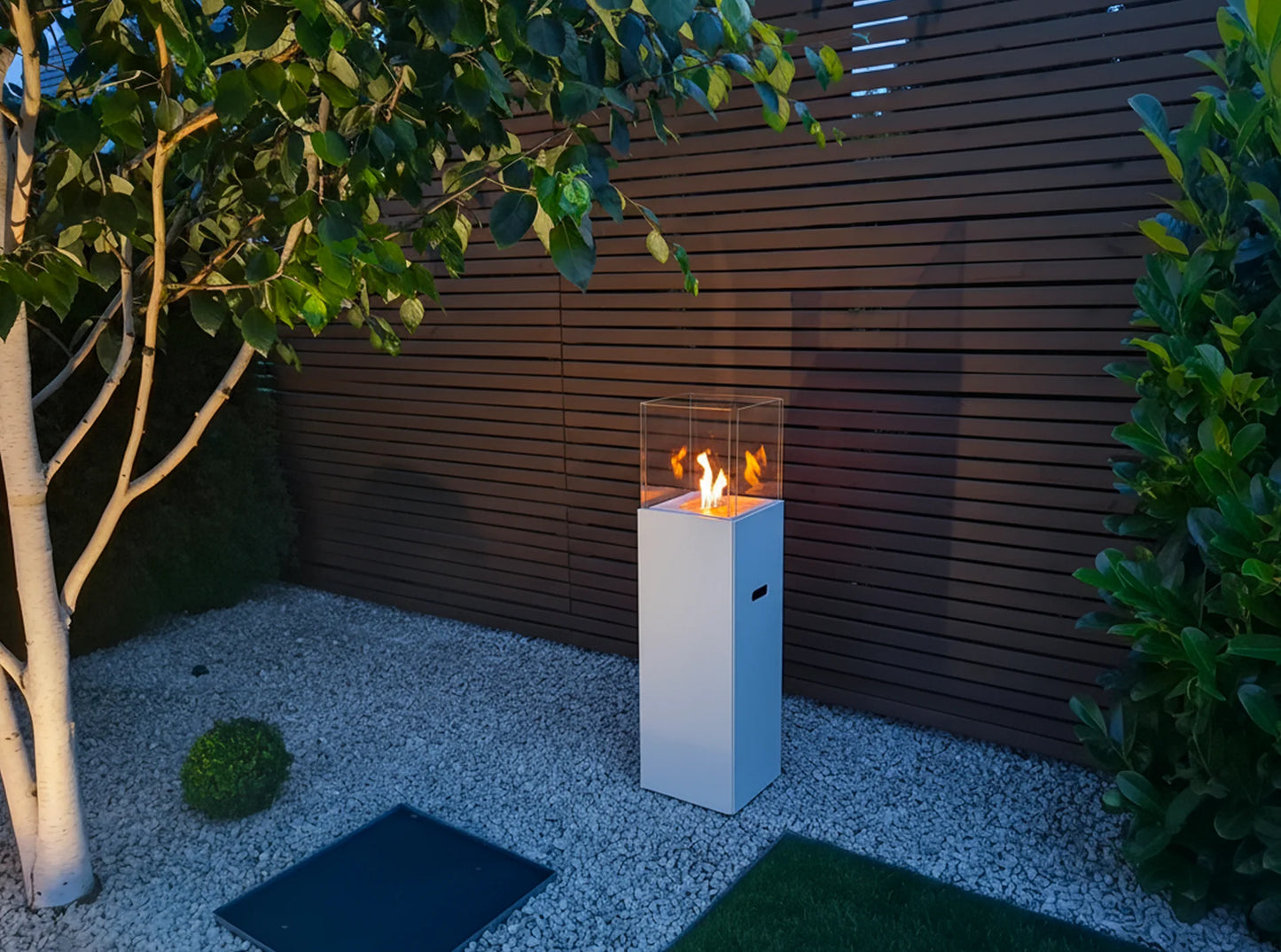 Vrijstaande bio-ethanol haard PATIO BESTIA wit – luxe buitenhaard met glas en 3L brander, moderne sfeerhaard zonder rook