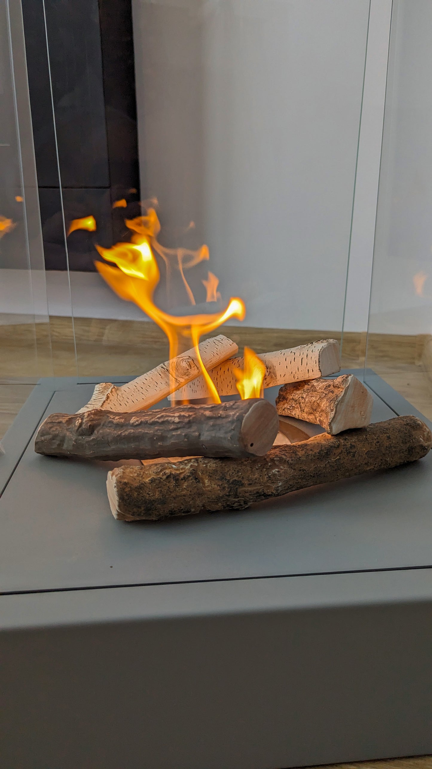 Keramische Holzscheite Birkenoptik – realistische Flammenwirkung für Bio-Ethanol-Kamine